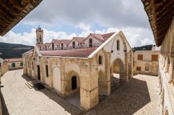 Una bella panoramica del monastero ortodosso di Timios Stavros, isola di Cipro. Secondo la tradizione sarebbe stato fondato nel 327 d.C. per volontà di Sant'Elena, madre dell'imperatore ...