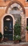 Una bella porta dipinta nel centro di Albenga, Liguria. Questa antica città è stata fondata in epoca pre-romana e sorge nel Golfo di Genova.



