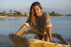 Una bella ragazza ispanica su una barca in legno in una spiaggia di Negril, Giamaica. Siamo nella parte occidentale della Giamaica, conosciuta per le lunghissime spiagge di sabbia che si affacciano ...