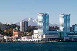 Una bella skyline di Puerto Montt con il vulcano Calbuco sullo sfondo, Cile. Situato a nord-est di Puerto Montt, questo monte è un vulcano andesitico molto esplosivo. La più recente ...