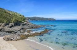 Una bella spiaggia a Ermita de Santa Comba vicino a Ferrol in Galizia (Spagna)