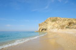 Una bella spiaggia di sabbia dorata a La Vila Joiosa, nella Comunità Valenciana. Qui siamo nella celebre Costa Blanca della Spagna, zona costiera che si affaccia sul Mar Mediterraneo ...