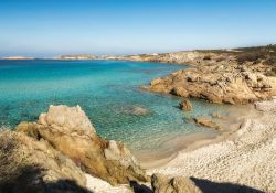 Una bella spiaggia a Lumio, nel nord della Corsica in Francia.