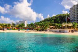 Una bella spiaggia assolata a Montego Bay, Giamaica. I primi tratti di barriera corallina possono essere raggiunti a nuoto dopo aver percorso 150/200 metri dalla riva.



