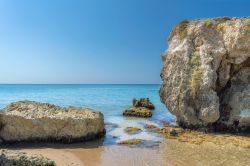 Una bella spiaggia con rocce vicino a Gela in Sicilia