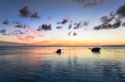 Tramonto sulle rocce dell'oceano a Eleuthera, Bahamas.

