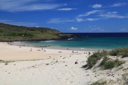 Una bella spiaggia incontaminata sull'isola di Rapa Nui, Cile. Siamo in uno degli insediamenti abitati più isolati al mondo - © 224480215 / Shutterstock.com