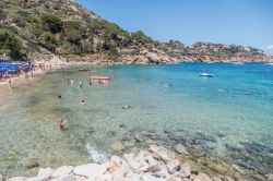 Una bella spiaggia sull'Isola del Giglio in Toscana