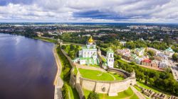Una bella veduta aerea della cattedrale della Trinità a Pskov, Russia. L'edificio religioso risalta grazie alla cupola dorata che si erge al centro facendo così risultare visibile ...