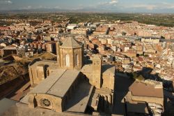 Una bella veduta aerea della cattedrale di Lerida, Spagna. Sorge su un'altura che attraversa la città della Catalogna.
