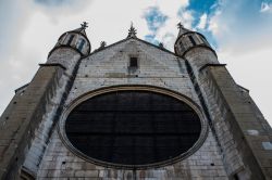 Una bella veduta dal basso della chiesa di Notre-Dame di Digione, Francia. La facciata è decorata da numerosi gargouille riportati alle loro sembianze originali nel corso del XIX° ...