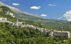 Una bella veduta dall'alto di Caramanico Terme, Abruzzo, Italia. Questo piccolo villaggio turistico situato fra i monti della Majella fa parte dei borghi più belli d'Italia.



 ...