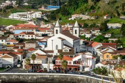 Una bella veduta dall'alto del villaggio di Lajes, a Pico, isola delle Azzorre dove la montagna da cui prende il nome emerge dal mare e si innalza sino a superare le nuvole: tutt'intorno ...