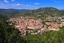 Una bella veduta dall'alto sul centro abitato di Lodeve, regione della Languedoca-Rossiglione, Francia. Situata alla confluenza dei fiumi Lergue e Soulondre, questa cittadina è ricca ...