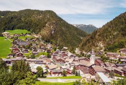Una bella veduta dall'alto sul Comune di Megève, Alta Savoia, Francia. E' una delle località di montagna più prestigiose al mondo oltre che del jet-set francese ...