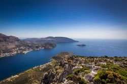 Una bella veduta dalle alture di Telendos su Kalymnos, Dodecaneso (Grecia). L'isola è prevalentemente rocciosa e di forma semicircolare.

