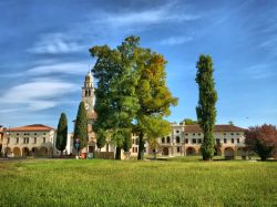 Una bella veduta del borgo di Cordovado (Friuli Venezia Giulia): nato probabilmente sulle vestigia di un antico castrum romano, venne posto a difesa di un guado della via Augusta.
