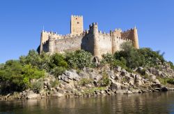 Una bella veduta del castello di Almourol a Vila Nova da Barquinha, Portogallo. Si tratta di una delle più suggestive fortezze medievali nonostante le dimensioni ridotte, grazie alla ...