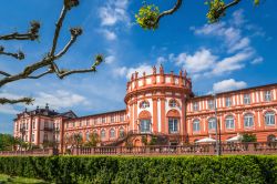 Una bella veduta del castello di Biebrich, Wiesbaden, Germania. Costruito fra il 1700 e il 1750 sulel sponde del Reno, è circondato da un parco verde di 50 ettari.
