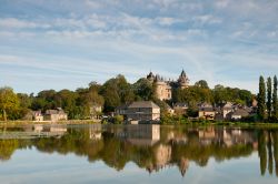 Una bella veduta del castello di Combourg, Bretagna, Francia. Situato in Rue des Princes 23, questo monumento storico francese è circondato da un parco all'inglese progettato nel ...