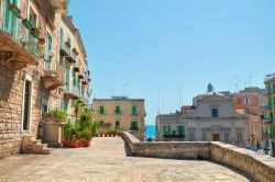 Una bella veduta del centro storico di Molfetta, Puglia. Questo affascinante porto pugliese sull'Adriatico è un borgo antico ricco di storia, un suggestivo sito archeologico e un ...