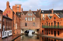 Una bella veduta del famoso Gas Street Basin di Birmingham, Inghilterra. Gli edifici color mattone si riflettono sulle acque del canale creando una suggestiva atmosfera.