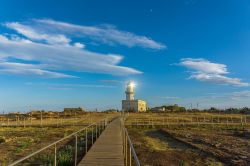 Una bella veduta del faro di Capo Colonna a Crotone, Calabria, al calar del sole. Attivato nel lontano 1873, questo faro è alimentato elettricamente e ad ottica rotante.

