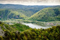 Una bella veduta del fiume Danubio circondato da boschi e foreste a Krems an der Donau, Austria.
