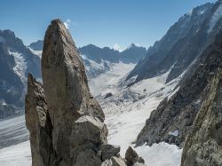 Una bella veduta del ghiacciaio di Argentiere e delle montagne innevate, Alpi francesi.

