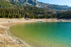 Una bella veduta del lago di Pejo, Trentino Alto Adige. Siamo nel cuore del Parco Nazionale dello Stelvio che rende questa località della provincia di Trento il perfetto punto di partenza ...