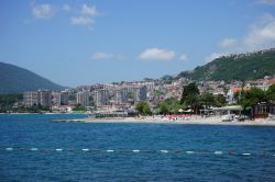 Una bella veduta del mare a Herceg Novi, Montenegro. Questa graziosa cittadina costiera del Montenegro è situata in un posto strategico, all'entrata delle bocche di Kotor e ai piedi ...