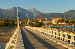 Una bella veduta del molo di Forte dei Marmi, Toscana, al calar del sole. Questa cittadina marittima è un luogo in cui rilassarsi fra spiaggia e pinete ma anche dove divertirsi fra locali ...