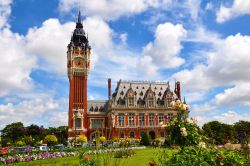 Una bella veduta del municipio di Calais, nord della Francia. Realizzato in stile architettonico neo-fiammingo, è uno dei simboli della città. Il campanile raggiunge i 75 metri ...