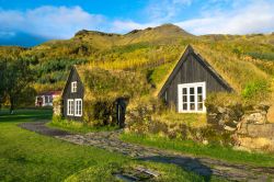 Una bella veduta del museo di Skogar, Islanda. Skogarsafn (il museo) è stato fonato nel 1949 da Porour Tomasson e accoglie, fra l'altro, abitazioni di epoche differenti e varie tecnologie ...