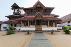 Una bella veduta del Padmanabhapuram Palace nel distretto di Kanyakumari, Tamil Nadu, India - © Manu M Nair / Shutterstock.com