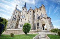 Una bella veduta del Palazzo Episcopale di Astorga, Spagna. All'interno si trova anche il Museo del Cammino che raccoglie manoscritti, documenti, dipinti e statue che si riferiscono ai pellegrinaggi ...