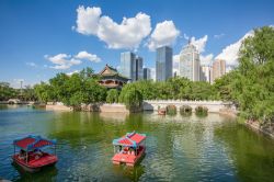 Una bella veduta del parco cittadino di Urumqi con i grattacieli dietro alla pagoda, Cina.



