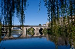 Una bella veduta del ponte sul fiume Cavado a Barcelos, Portogallo. Nasce nella Serra do Larouco e dopo aver percorso circa 135 km sfocia nell'Atlantico vicino a Esposende.

