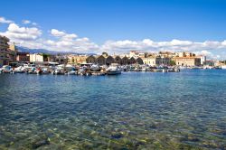 Una bella veduta del porto di Chania, isola di Creta. E' una delle mete imperdibili per i turisti: dal porto partono le caratteristiche viuzze con botteghe e negozi artigianali - © ...