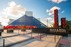 Una bella veduta del Rock and Roll Hall of Fame and Museum a Cleveland, Ohio. E' il primo museo al mondo interamente dedicato alla musica rock e alle sue star - © f11photo / Shutterstock.com ...