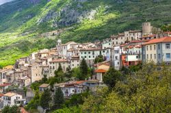 Una bella veduta del villaggio di Barrea, Abruzzo, Italia. Questo piccolo Comune della provincia de L'Aquila fa parte della Comunità Montana Alto Sangro e Altopiano delle Cinque Miglia. ...