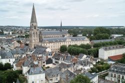 Una bella veduta del villaggio di Vendome con l'Abbazia della Santa Trinità, Francia.

