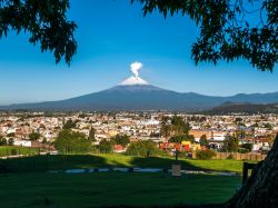 Una bella veduta del vulcano Popocatapetl da una collina della città di Puebla, Messico. Situato 45 km a ovest della città, questo vulcano in attività raggiunge un'altezza ...