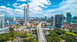 Una bella veduta della capitale Johor Bharu, stato di Johor, Malesia. La sua area metropolitana accoglie quasi 2 milioni di persone - © Muhammad Syahid / Shutterstock.com