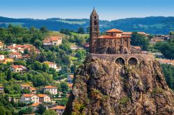 Una bella veduta della cappella di Saint Michel d'Aiguilhe a Le Puy-en-Velay, Francia, in una giornata di sole.
