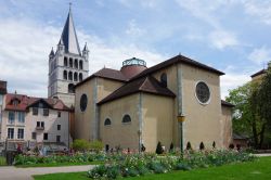 Una bella veduta della cattedrale di Annecy, Francia - © gumbao / Shutterstock.com