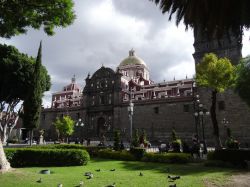 Una bella veduta della cattedrale di Puebla, Messico, con la piazza antistante.

