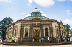 Una bella veduta della cattedrale di San Giorgio a Addis Abeba, Etiopia. Rivestite con pietre grigie disposte su righe orizzontali, le facciate dell'edificio sono decorate in stile neoclassico ...