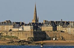 Una bella veduta della cattedrale di St. Vincent a Saint-Malo, Francia. Iniziata nell'XI° secolo, ospita un'eccellente collezione di vetrate medievali e moderne. L'attuale aspetto ...