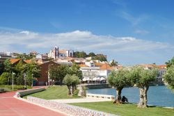 Una bella veduta della cattedrale e del castello di Silves, Algarve, Portogallo.

